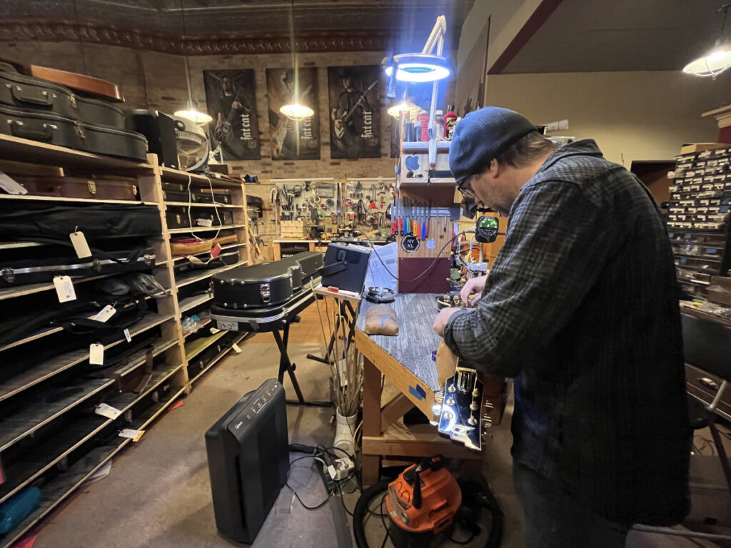 scott bond in the repair shop at fat cat custom guitars 02
